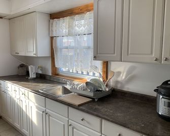 Spacious Cheerful home with 2 free parking - Windsor - Kitchen