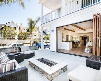 Lux contemporary ocean view house w/ rooftop deck - Corona del Mar - Patio