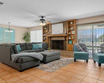 Gone Coastal - Rockport - Living room