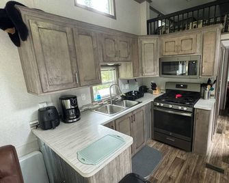 Cozy 1 1/2-Bedroom, 4 Bed Tiny House With Gas Heat/Ac, Wifi Atv/Snowmobile - Park Falls - Cocina