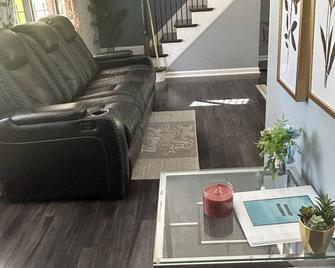 Cozy guest house with pool a table and a swimming pool. - Conyers - Living room