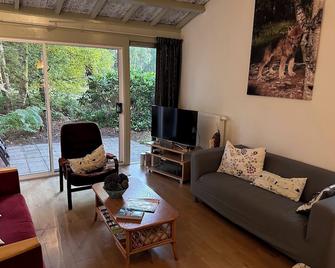 Beautiful recreation bungalow in the woods. - Stegeren - Sala de estar
