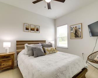 Bright, Pet-Friendly Home 16 Mi to Downtown Ocala - Belleview - Habitación