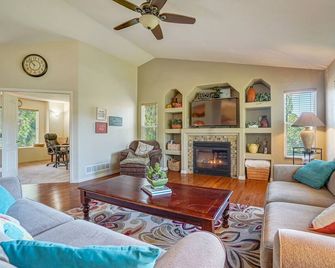 120 Winding Meadow by Vacation Rentals for You - Monument - Living room
