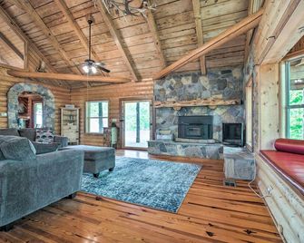 Rustic Woodville Getaway with Pool and Guest House - Woodville - Living room