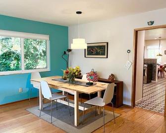 Charming 3 BR Home Near Redwood Park w/ Bay Views - Oakland - Dining room