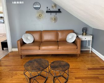 2BR. Free Parking. 7 Min to Federal Hill. 30 Min to Gillette Stadium. 3rd floor - Providence - Sala de estar
