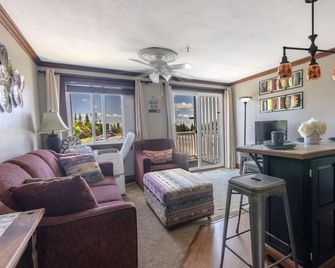 ML 363: Super cute, bike-in/bike-out summer retreat! - Snowshoe - Living room