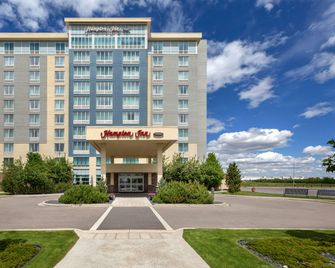 Hampton Inn by Hilton Calgary Airport North - Calgary - Edificio