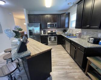 spacious condo close to the beach - Norfolk