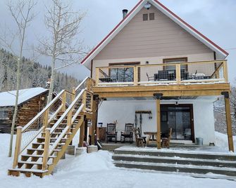 A peaceful mountain retreat with rustic charm 1/2 mile from ski and bike resort - Mesa - Building