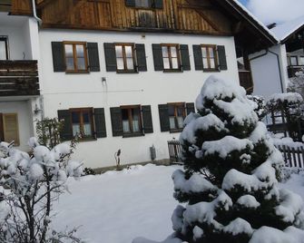 Ferienwhg.in Berghof, ground floor cozy in alpine style with carport - Halblech - Building