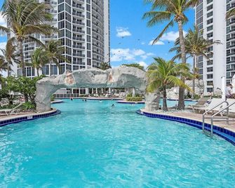 Luxe Beachfront Resort, Top Location & Amenities - Sunny Isles Beach - Bazén