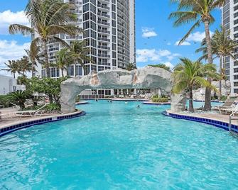 Luxe Beachfront Resort, Top Location & Amenities - Sunny Isles Beach - Zwembad
