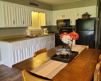 March Discount 2 days for 300 Great Weekend to sit by the fire. - Cullman - Kitchen