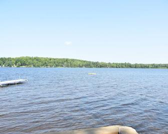 Beautful Sunset Lake in Iron River - Great Beach and Fishing!! - Iron River - Vista del exterior