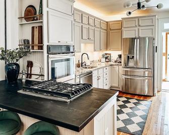 Baltimore's Luxury Rowhome Stay - Baltimore - Kitchen