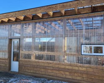 Hidden Haven Tiny House 2.0. Wide open spaces for humans and dogs! - Swift Current - Bâtiment