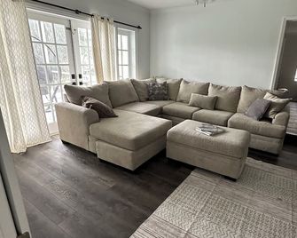 5 Bedrooms, 4 Bathrooms, Pool, Gym, Sleeps 11 Leesburg Retreat!!!! - Leesburg - Huiskamer