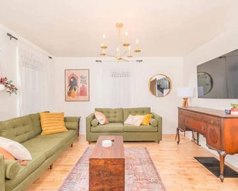 Modern Downtown Living-Appleton - Appleton - Living room