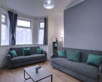 6 Bed Manchester Home Sleeps 18 Free Parking - Mánchester - Sala de estar
