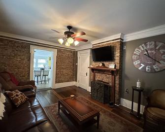 Beautiful apartment in the heart of downtown Bardstown, KY - Bardstown - Living room