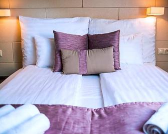 Hotel Fürdöház - Nyiregyhaza - Camera da letto