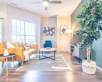 Boulevard Stays Tranquil 1br King Suite Pool Parking & Gym 01 - Austin - Living room