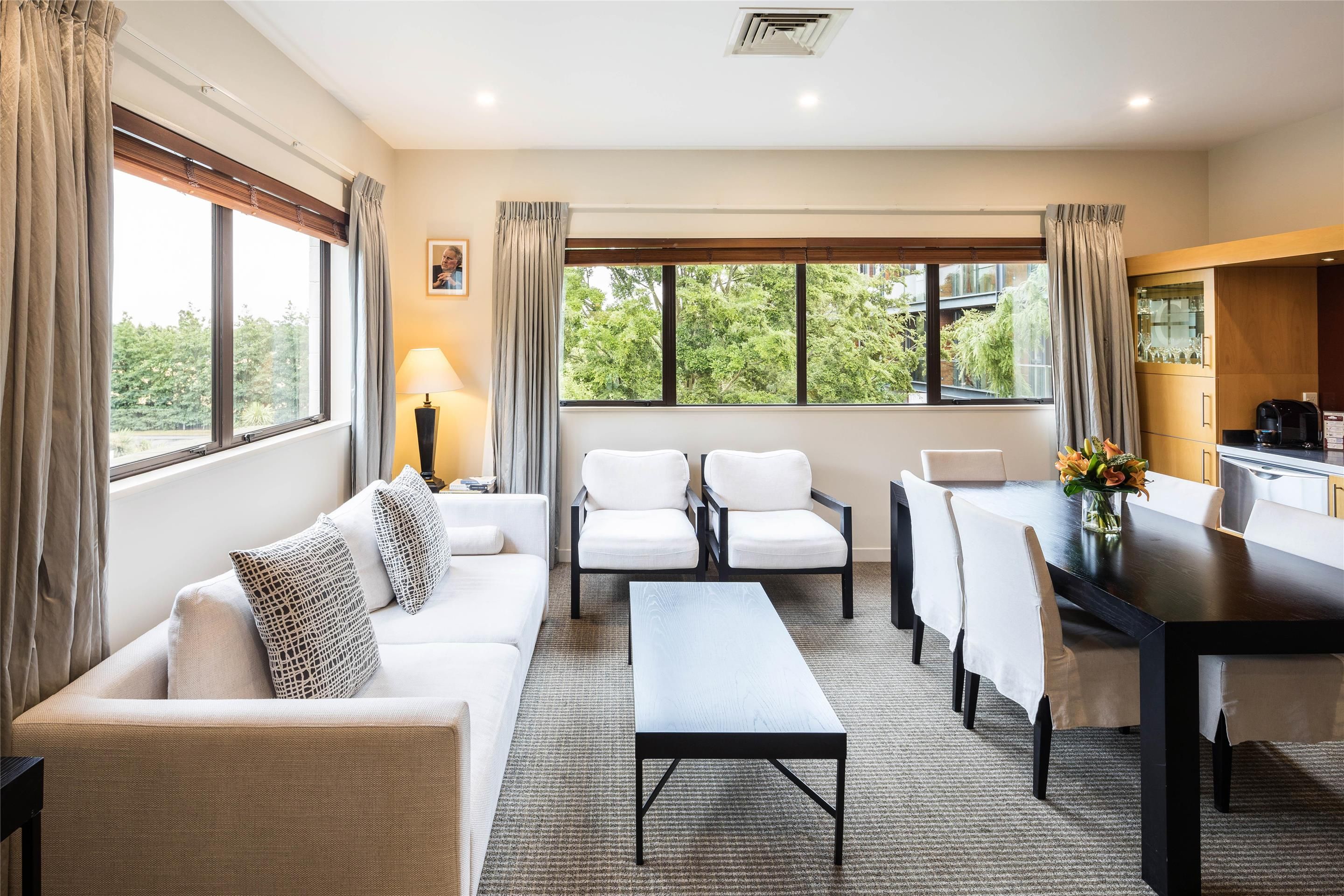 كومودور أيربورت هوتل