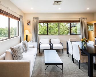 Commodore Airport Hotel - Christchurch - Living room