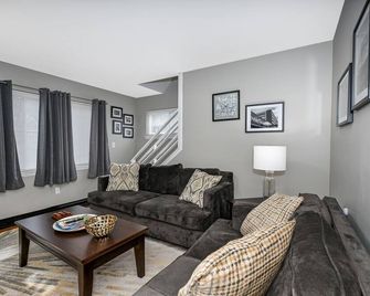 Scenic hiking in Cuyahoga Valley National Park! 3BR house, central air & laundry - Akron - Living room