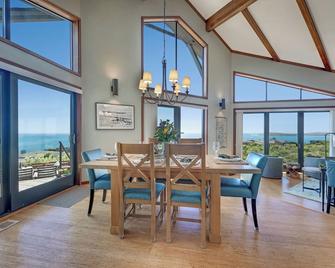 Sea-renity Panoramic Ocean Views, Wood Burning Fireplace, In-deck Hot Tub - Bodega Bay - Jídelna