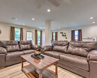 Spacious Gulfport Home w/ Yard: 1 Mi to Beach - Gulfport - Living room