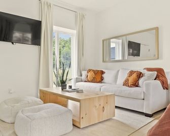 Modern Tranquil Retreat on Fruit Orchard - Lindale - Huiskamer
