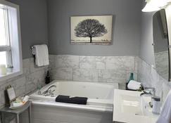 New Listing Penthouse Jacuzzi Suite On The Niagara Parkway ! - Niagara Falls - Bathroom