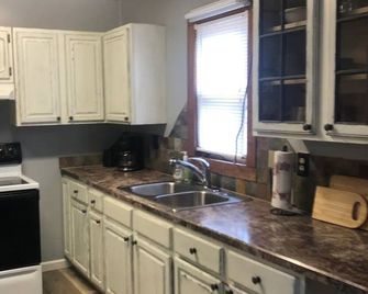 A & C Cabin: Entire cabin- Burkesville, Kentucky, near golf course and boat ramp - Burkesville - Kitchen
