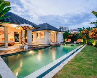 Villa Pima, Sumptuous 2BR Private Villa surrounded by Rice fields in a quiet Area - North Kuta - Basen
