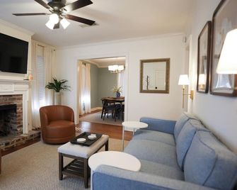 Magnolia Cottage / Cozy Stay in Central Location - Shreveport - Living room