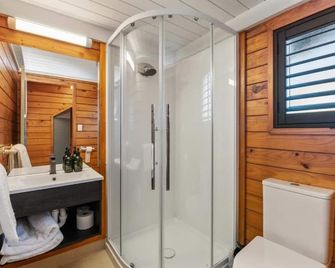 Smoke Lake Hot Springs Lodge & Camp - Rotorua