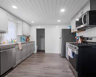 Happy Harbor w Hot Tub, Golf Cart and Luxury! - Port Sanilac - Kitchen