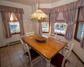 A Quiet Mountaintop Retreat With All The Comforts Of Home! - Stroudsburg - Dining room