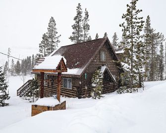 Lakefront! Coyote Cabin - Authentic Cabin Right On Sun Valley Lake! - Grand Lake - Building