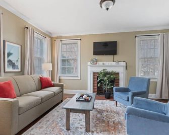Mins to Zoo - Capitol Heights Hideaway - Montgomery - Living room
