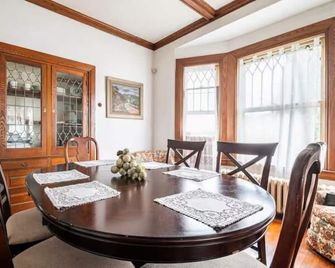 Cozy Cape Cod Bungalow - York - Dining room