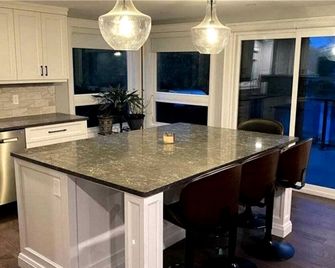 Chemong Lake Waterfront Cottage Privateboatlaunch - Peterborough - Kitchen