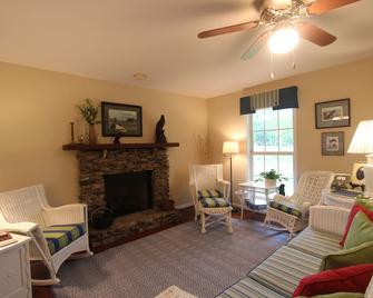 Cottage at historic Armsdale Farm - Columbia - Living room