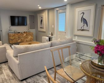 5 minute walk to the beach - Seabrook - Living room
