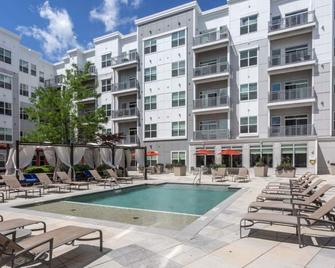 Ideal Alewife 2BR w/ Gym & W/D, nr Shopping & T, by Blueground - Cambridge - Piscina