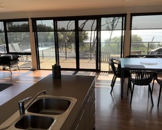 Zara's Lakeside Getaway - 로흐 스포트 - 다이닝룸