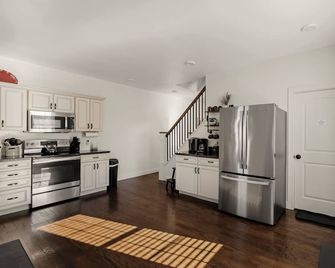 Windmill Abode - Modern 3BR Getaway w/ Fire Pit - Lebanon - Kitchen